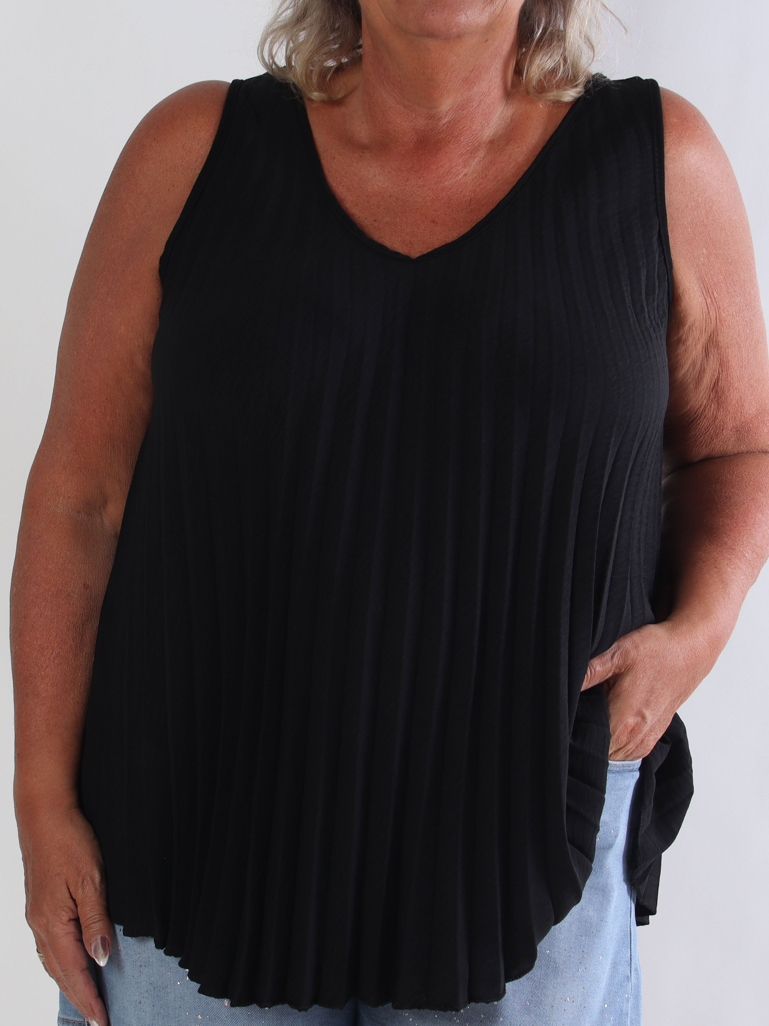 Linda Top - Fin plisseret plus size top i viskoseblanding med V-udskæring